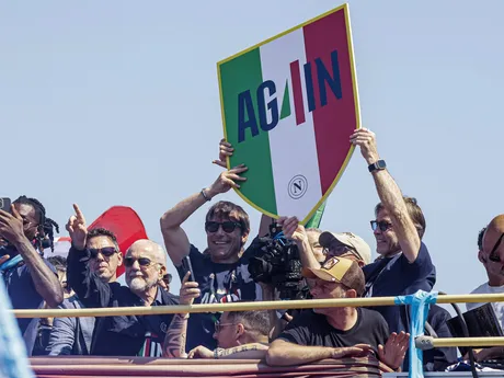 Futbalisti SSC Neapol oslavovali zisk titulu jazdou autobusom v uliciach mesta.
