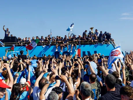 Futbalisti SSC Neapol oslavovali zisk titulu jazdou autobusom v uliciach mesta.