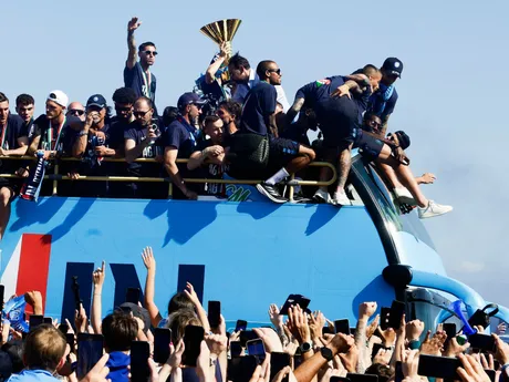 Futbalisti SSC Neapol oslavovali zisk titulu jazdou autobusom v uliciach mesta.