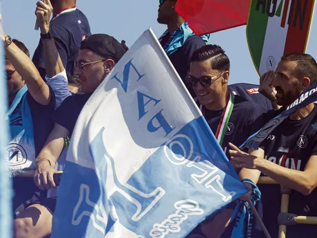 Futbalisti SSC Neapol oslavovali zisk titulu jazdou autobusom v uliciach mesta.