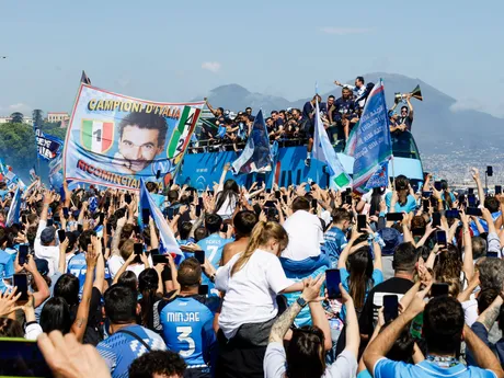 Futbalisti SSC Neapol oslavovali zisk titulu jazdou autobusom v uliciach mesta.