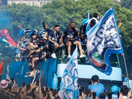 Futbalisti SSC Neapol oslavovali zisk titulu jazdou autobusom v uliciach mesta.