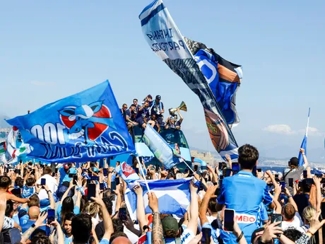 Futbalisti SSC Neapol oslavovali zisk titulu jazdou autobusom v uliciach mesta.