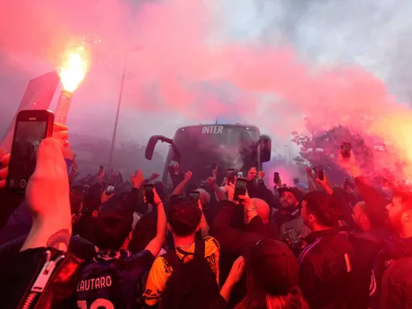 Fanúšikovia Interu Milánu pred odvetným zápasom semifinále Ligy majstrov Inter Miláno - FC Barcelona. 