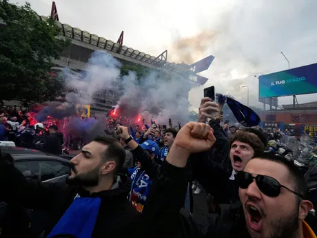 Fanúšikovia Interu Milánu pred odvetným zápasom semifinále Ligy majstrov Inter Miláno - FC Barcelona. 