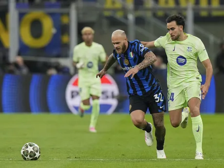 Federico Dimarco a Eric Garcia počas odvetného zápasu semifinále Ligy majstrov Inter Miláno - FC Barcelona. 