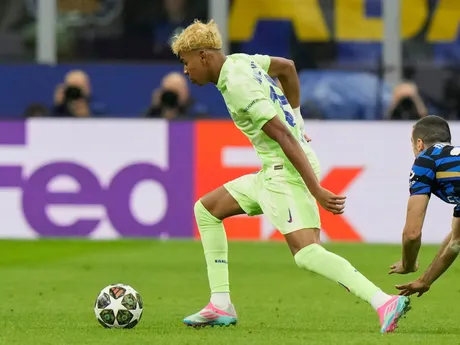 Lamine Yama a Henrikh Mkhitaryan počas odvetného zápasu semifinále Ligy majstrov Inter Miláno - FC Barcelona. 