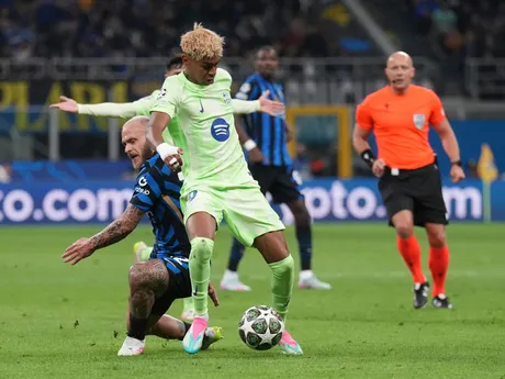 Federico Dimarco a Lamine Yamal počas odvetného zápasu semifinále Ligy majstrov Inter Miláno - FC Barcelona. 