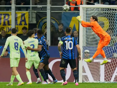Yann Sommer v zákroku počas odvetného zápasu semifinále Ligy majstrov Inter Miláno - FC Barcelona. 