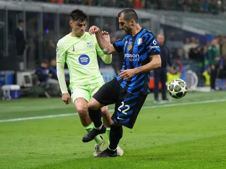 Pau Cubarsi a Henrikh Mkhitaryan počas odvetného zápasu semifinále Ligy majstrov Inter Miláno - FC Barcelona. 
