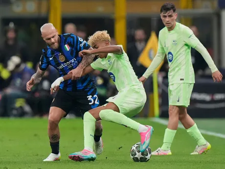 Lamine Yamal a Federico Dimarco počas odvetného zápasu semifinále Ligy majstrov Inter Miláno - FC Barcelona. 