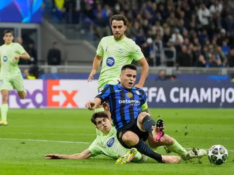 Lautaro Martinez a Pau Cubarsi počas odvetného zápasu semifinále Ligy majstrov Inter Miláno - FC Barcelona. 