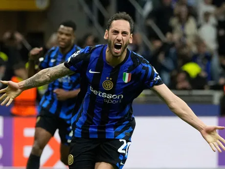 Hakan Calhanoglu oslavuje gól počas odvetného zápasu semifinále Ligy majstrov Inter Miláno - FC Barcelona. 