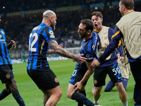 Hakan Calhanoglu oslavuje gól počas odvetného zápasu semifinále Ligy majstrov Inter Miláno - FC Barcelona. 