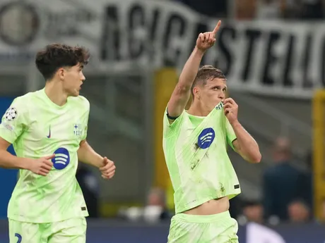 Dani Olmo oslavuje gól počas odvetného zápasu semifinále Ligy majstrov Inter Miláno - FC Barcelona. 
