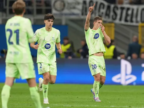 Dani Olmo oslavuje gól počas odvetného zápasu semifinále Ligy majstrov Inter Miláno - FC Barcelona. 