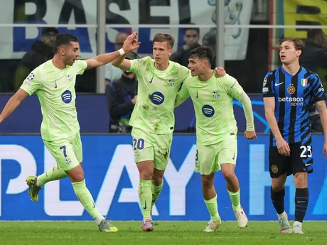 Hráči Barcelony oslavujú gól počas odvetného zápasu semifinále Ligy majstrov Inter Miláno - FC Barcelona. 