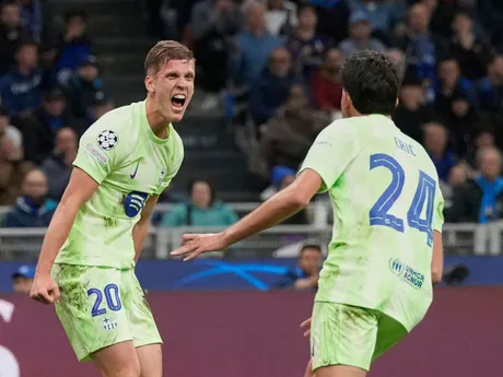 Dani Olmo oslavuje gól počas odvetného zápasu semifinále Ligy majstrov Inter Miláno - FC Barcelona. 