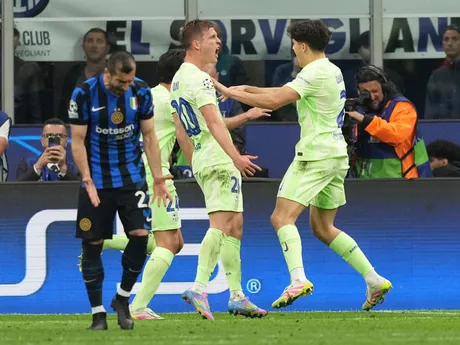Dani Olmo a Pau Cubarsi oslavujú gól počas odvetného zápasu semifinále Ligy majstrov Inter Miláno - FC Barcelona. 
