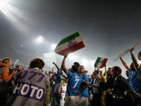 Hráči Neapolu oslavujú zisk titulu s majstrovskou trofejou