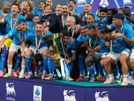 Hráči Neapolu oslavujú zisk titulu s majstrovskou trofejou