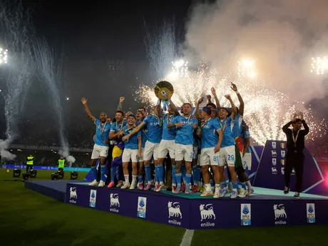 Hráči Neapolu oslavujú zisk titulu s majstrovskou trofejou