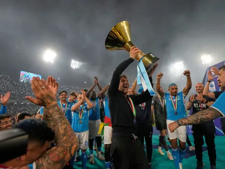 Tréner Neapolu Antonio Conte oslavuje s majstrovskou trofejou