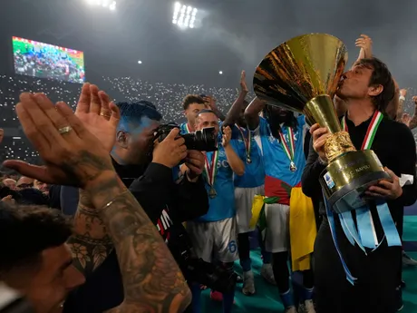 Tréner Neapolu Antonio Conte (vpravo) oslavuje s majstrovskou trofejou a uprostred tlieska Slovák Stanislav Lobotka