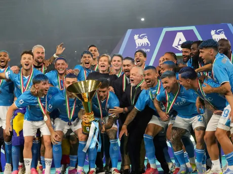 Hráči Neapolu oslavujú zisk titulu s majstrovskou trofejou