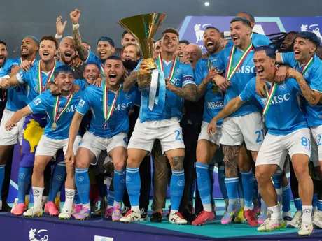 Hráči Neapolu oslavujú zisk titulu s majstrovskou trofejou