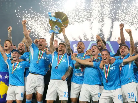 Hráči Neapolu oslavujú zisk titulu s majstrovskou trofejou