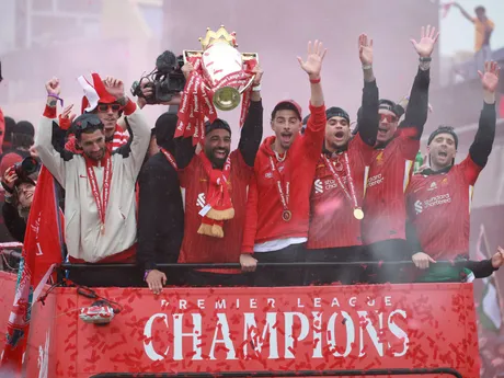 Futbalisti Liverpool FC počas osláv v uliciach mesta po zisku titulu v Premier League.