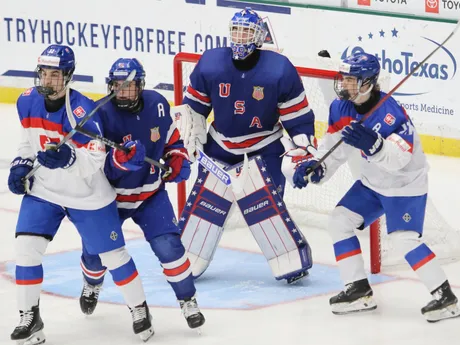 Alex Mišiak a Michal Svrček pred americkou bránkou v zápase o bronz Slovensko - USA na MS 18 v hokeji.