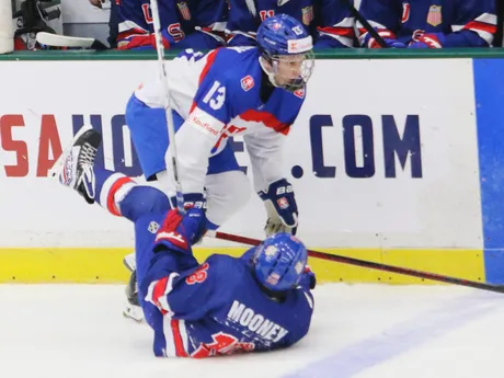 Tobias Tomík a L. J. Mooney v zápase o bronz Slovensko - USA na MS 18 v hokeji.