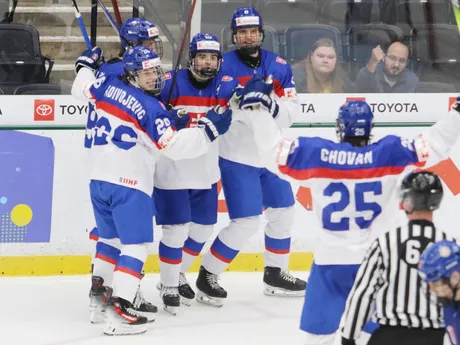 Slovenskí hokejisti oslavujú gól Michala Svrčeka v zápase o bronz Slovensko - USA na MS 18 v hokeji.