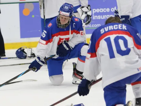 Sklamaní slovenské hráči Luka Radivojevič a Michal Svrček po zápase o bronz Slovensko - USA na MS 18 v hokeji.
