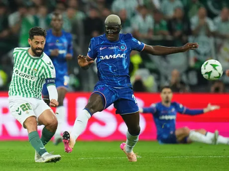 Fran Vieites a Moises Caicedo vo finále Konferenčnej ligy Real Betis - Chelsea