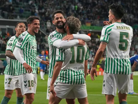 Hráči Betisu oslavujú gól vo finále Konferenčnej ligy Real Betis - Chelsea
