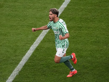 Abde Ezzalzouli oslavuje gól vo finále Konferenčnej ligy Real Betis - Chelsea