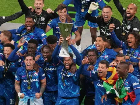 Hráči Chelsea oslavujú s trofejou po víťazstve vo finále Konferenčnej ligy