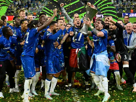 Hráči Chelsea oslavujú s trofejou po víťazstve vo finále Konferenčnej ligy