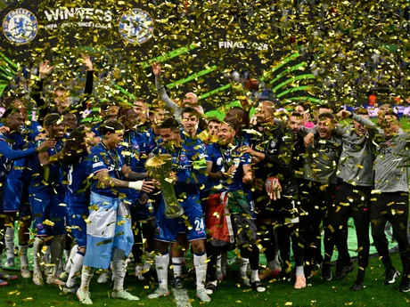 Hráči Chelsea oslavujú s trofejou po víťazstve vo finále Konferenčnej ligy