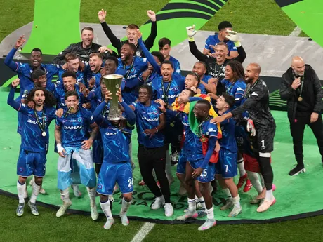 Hráči Chelsea oslavujú s trofejou po víťazstve vo finále Konferenčnej ligy