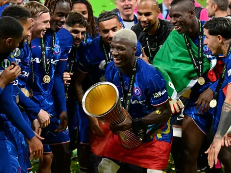 Hráči Chelsea oslavujú s trofejou po víťazstve vo finále Konferenčnej ligy