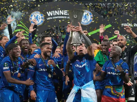 Hráči Chelsea oslavujú s trofejou po víťazstve vo finále Konferenčnej ligy