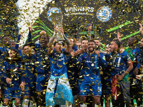 Hráči Chelsea oslavujú s trofejou po víťazstve vo finále Konferenčnej ligy