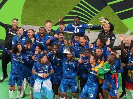 Hráči Chelsea oslavujú s trofejou po víťazstve vo finále Konferenčnej ligy