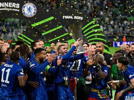 Hráči Chelsea oslavujú s trofejou po víťazstve vo finále Konferenčnej ligy