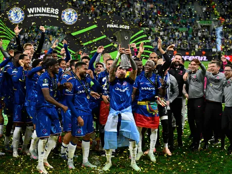 Hráči Chelsea oslavujú s trofejou po víťazstve vo finále Konferenčnej ligy