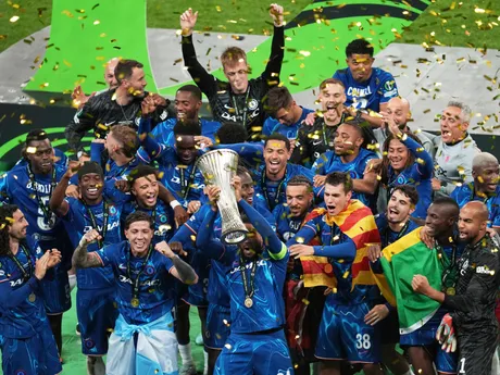 Hráči Chelsea oslavujú s trofejou po víťazstve vo finále Konferenčnej ligy